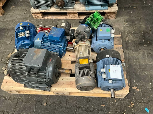Partij elektromotor - afbeelding 1 van  12