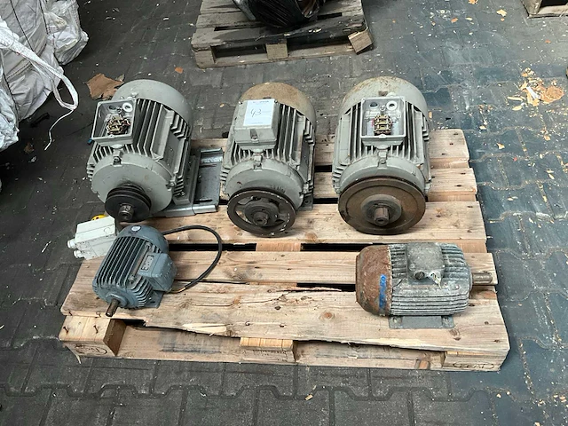 Partij elektromotor - afbeelding 1 van  9