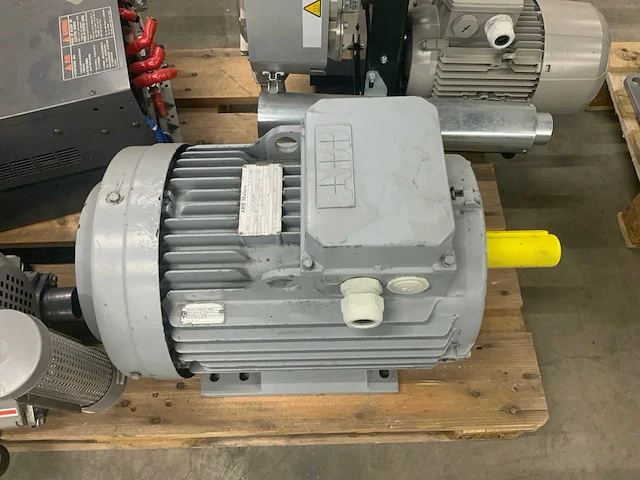 Partij elektromotoren en onderdelen o.a. abb en danfoss. - afbeelding 8 van  28
