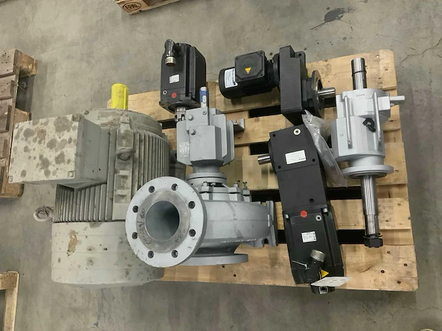 Partij elektromotoren en pomp onderdelen o.a. rotor, ksb en instromet - afbeelding 23 van  34