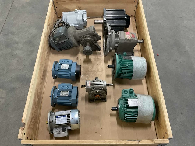 Partij elektromotoren en toebehoren - afbeelding 1 van  12