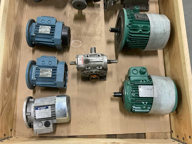 Partij elektromotoren en toebehoren - afbeelding 5 van  12