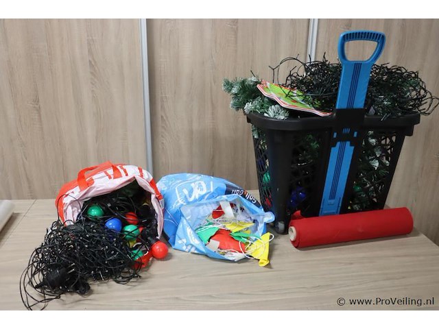 Partij feestartikelen o.a. party/kerstverlichting & vlaggetjes - afbeelding 1 van  9