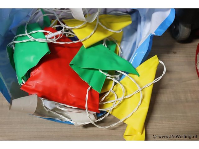 Partij feestartikelen o.a. party/kerstverlichting & vlaggetjes - afbeelding 4 van  9
