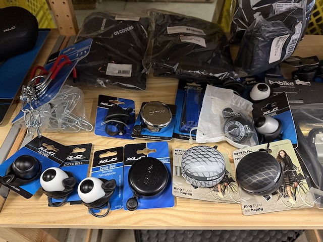 Partij fiets artikelen ca. 48x w.o. fietslampen, fietstassen, spiegels, w.o. basil, bobike, newlooxs, xlc - afbeelding 5 van  19