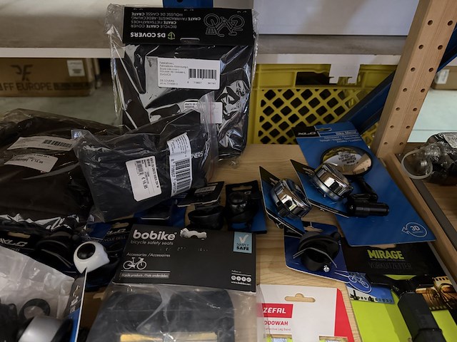 Partij fiets artikelen ca. 48x w.o. fietslampen, fietstassen, spiegels, w.o. basil, bobike, newlooxs, xlc - afbeelding 10 van  19