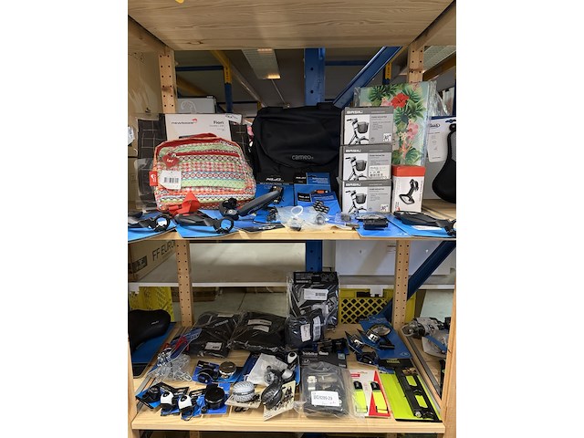 Partij fiets artikelen ca. 48x w.o. fietslampen, fietstassen, spiegels, w.o. basil, bobike, newlooxs, xlc - afbeelding 1 van  19