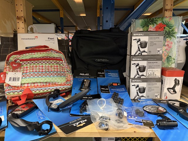 Partij fiets artikelen ca. 48x w.o. fietslampen, fietstassen, spiegels, w.o. basil, bobike, newlooxs, xlc - afbeelding 12 van  19