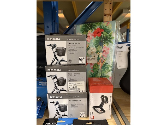 Partij fiets artikelen ca. 48x w.o. fietslampen, fietstassen, spiegels, w.o. basil, bobike, newlooxs, xlc - afbeelding 13 van  19