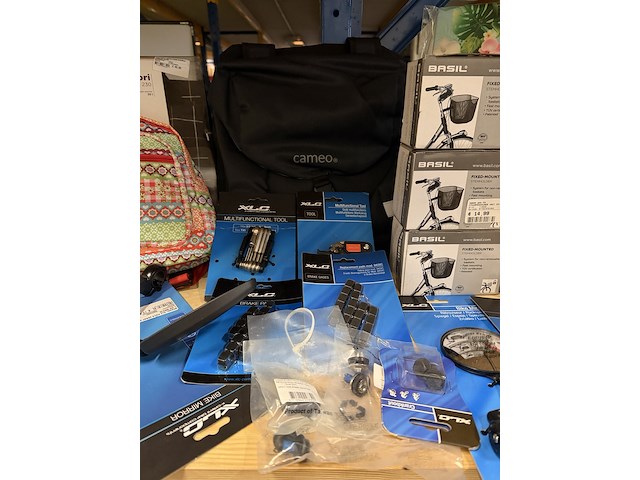 Partij fiets artikelen ca. 48x w.o. fietslampen, fietstassen, spiegels, w.o. basil, bobike, newlooxs, xlc - afbeelding 16 van  19