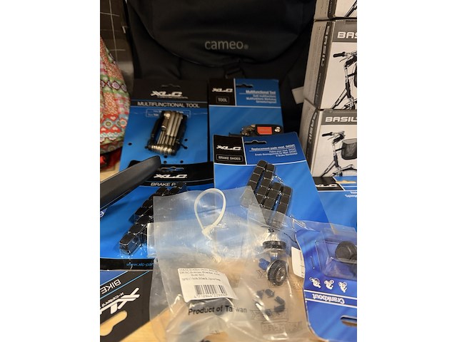 Partij fiets artikelen ca. 48x w.o. fietslampen, fietstassen, spiegels, w.o. basil, bobike, newlooxs, xlc - afbeelding 17 van  19