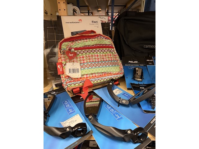 Partij fiets artikelen ca. 48x w.o. fietslampen, fietstassen, spiegels, w.o. basil, bobike, newlooxs, xlc - afbeelding 18 van  19