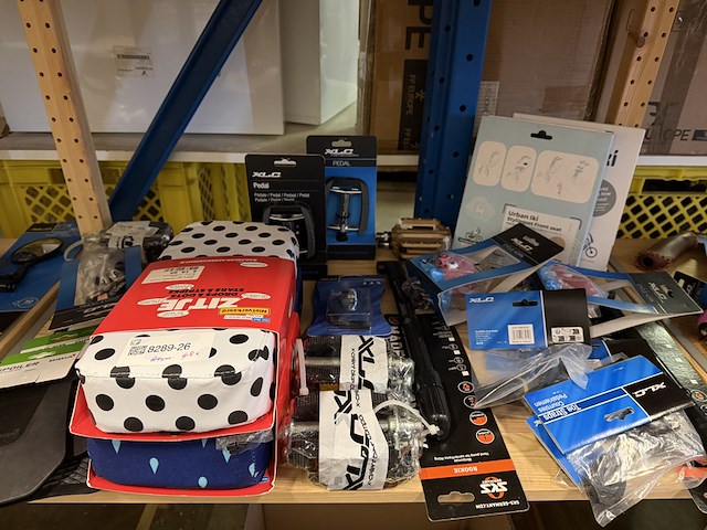 Partij fiets artikelen ca. 48x w.o. fietslampen, zadelhoezen, fietspedalen, w.o. selle italia, xlc, urban iki - afbeelding 2 van  19