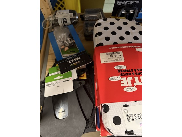 Partij fiets artikelen ca. 48x w.o. fietslampen, zadelhoezen, fietspedalen, w.o. selle italia, xlc, urban iki - afbeelding 3 van  19