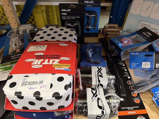 Partij fiets artikelen ca. 48x w.o. fietslampen, zadelhoezen, fietspedalen, w.o. selle italia, xlc, urban iki - afbeelding 6 van  19