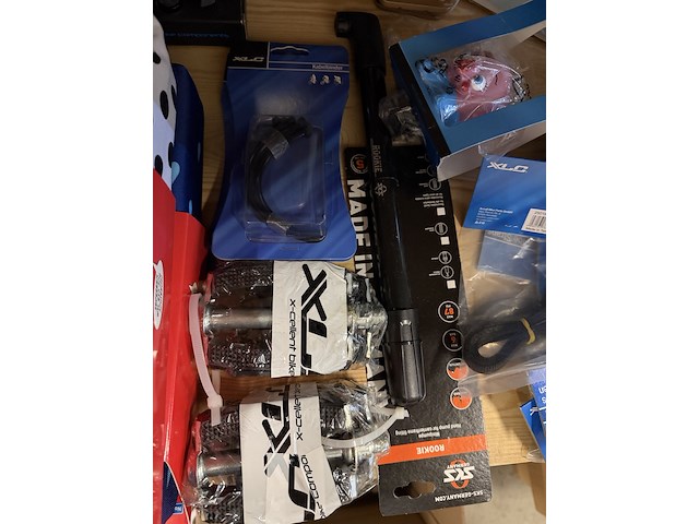 Partij fiets artikelen ca. 48x w.o. fietslampen, zadelhoezen, fietspedalen, w.o. selle italia, xlc, urban iki - afbeelding 7 van  19