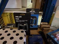 Partij fiets artikelen ca. 48x w.o. fietslampen, zadelhoezen, fietspedalen, w.o. selle italia, xlc, urban iki - afbeelding 8 van  19