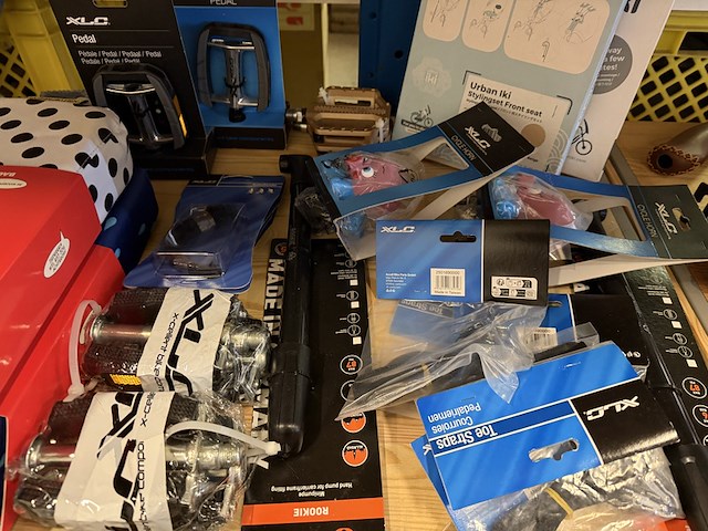 Partij fiets artikelen ca. 48x w.o. fietslampen, zadelhoezen, fietspedalen, w.o. selle italia, xlc, urban iki - afbeelding 9 van  19