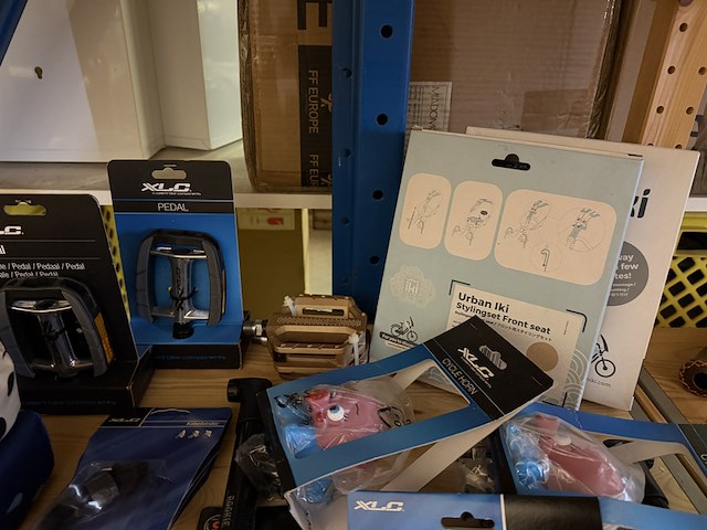 Partij fiets artikelen ca. 48x w.o. fietslampen, zadelhoezen, fietspedalen, w.o. selle italia, xlc, urban iki - afbeelding 10 van  19