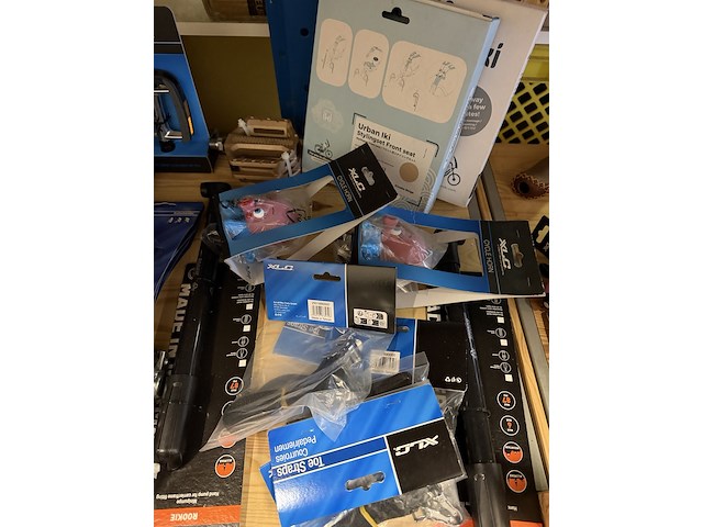 Partij fiets artikelen ca. 48x w.o. fietslampen, zadelhoezen, fietspedalen, w.o. selle italia, xlc, urban iki - afbeelding 11 van  19