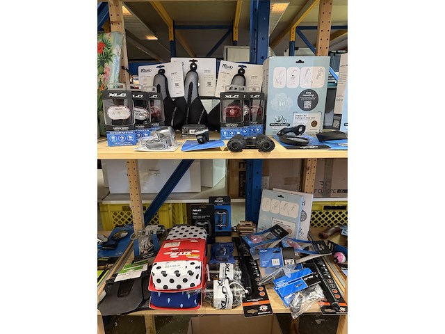 Partij fiets artikelen ca. 48x w.o. fietslampen, zadelhoezen, fietspedalen, w.o. selle italia, xlc, urban iki - afbeelding 1 van  19