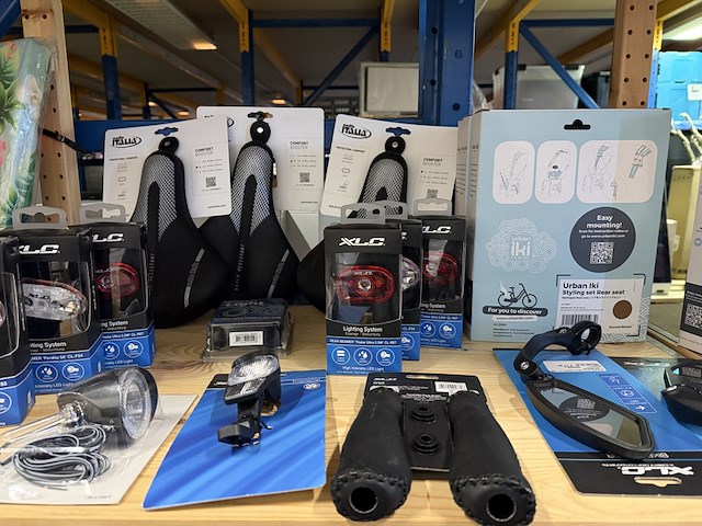 Partij fiets artikelen ca. 48x w.o. fietslampen, zadelhoezen, fietspedalen, w.o. selle italia, xlc, urban iki - afbeelding 12 van  19