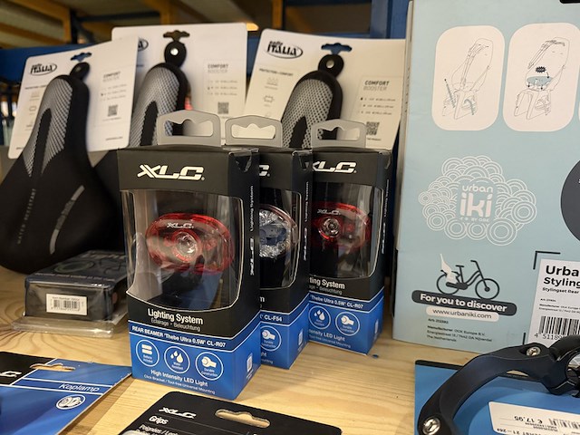 Partij fiets artikelen ca. 48x w.o. fietslampen, zadelhoezen, fietspedalen, w.o. selle italia, xlc, urban iki - afbeelding 15 van  19