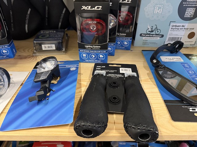 Partij fiets artikelen ca. 48x w.o. fietslampen, zadelhoezen, fietspedalen, w.o. selle italia, xlc, urban iki - afbeelding 18 van  19