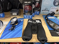 Partij fiets artikelen ca. 48x w.o. fietslampen, zadelhoezen, fietspedalen, w.o. selle italia, xlc, urban iki - afbeelding 18 van  19