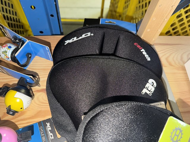 Partij fiets artikelen ca. 52x w.o. fietslampen, fietsbellen, grepen, w.o. xlc, urban iki, union - afbeelding 2 van  17