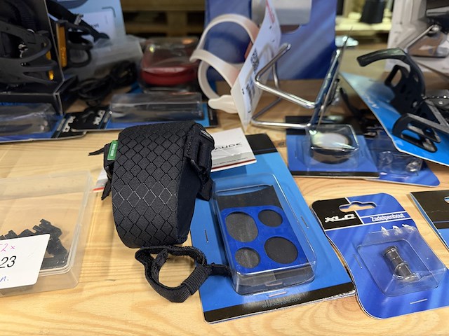 Partij fiets artikelen ca. 52x w.o. fietslampen, fietsbellen, grepen, w.o. xlc, urban iki, union - afbeelding 6 van  17