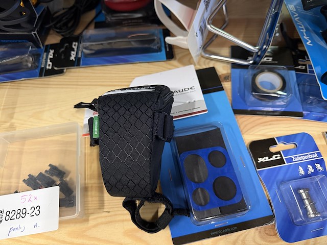 Partij fiets artikelen ca. 52x w.o. fietslampen, fietsbellen, grepen, w.o. xlc, urban iki, union - afbeelding 7 van  17