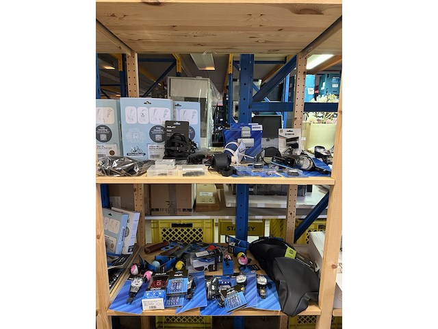 Partij fiets artikelen ca. 52x w.o. fietslampen, fietsbellen, grepen, w.o. xlc, urban iki, union - afbeelding 1 van  17