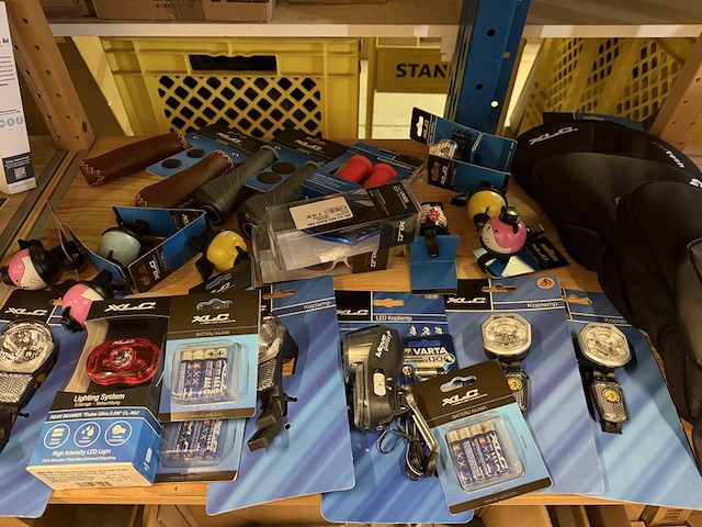 Partij fiets artikelen ca. 52x w.o. fietslampen, fietsbellen, grepen, w.o. xlc, urban iki, union - afbeelding 11 van  17