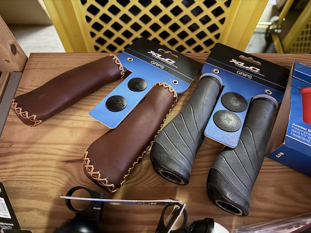 Partij fiets artikelen ca. 52x w.o. fietslampen, fietsbellen, grepen, w.o. xlc, urban iki, union - afbeelding 12 van  17