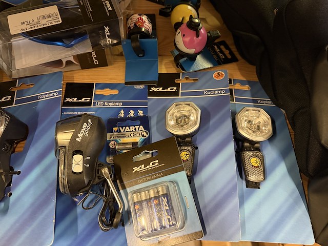 Partij fiets artikelen ca. 52x w.o. fietslampen, fietsbellen, grepen, w.o. xlc, urban iki, union - afbeelding 15 van  17