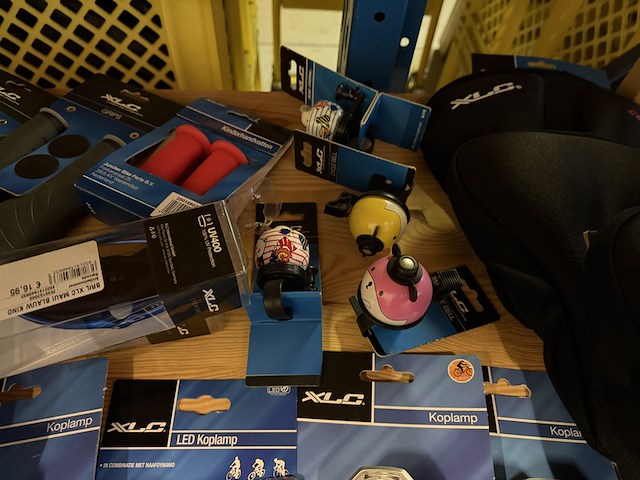 Partij fiets artikelen ca. 52x w.o. fietslampen, fietsbellen, grepen, w.o. xlc, urban iki, union - afbeelding 16 van  17