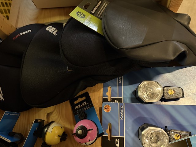 Partij fiets artikelen ca. 52x w.o. fietslampen, fietsbellen, grepen, w.o. xlc, urban iki, union - afbeelding 17 van  17