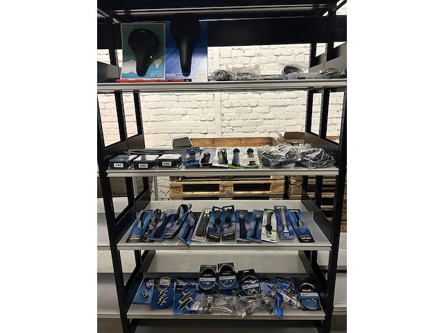 Partij fiets artikelen en onderdelen (4x inhoud stellingvak) w.o. selle royal, xlc, widek - afbeelding 1 van  11