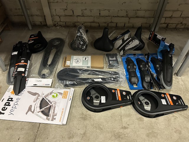 Partij fiets artikelen en onderdelen ca. 20x w.o. axa, basil, yepp, xlc - afbeelding 1 van  12