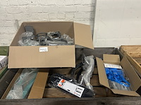 Partij fiets artikelen en onderdelen w.o. axa, schwalbe, xlc - afbeelding 1 van  8