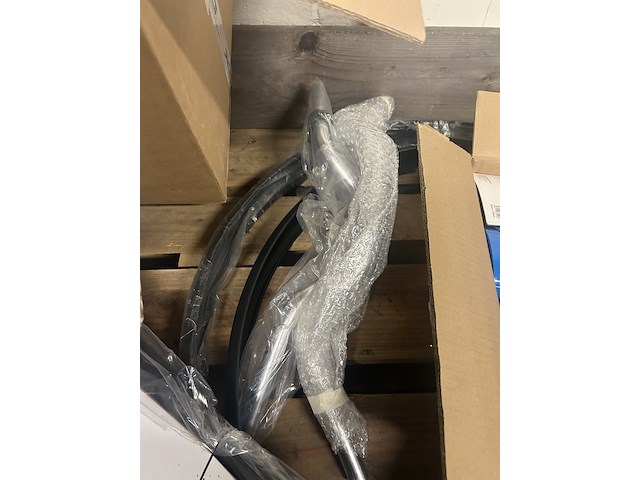 Partij fiets artikelen en onderdelen w.o. axa, schwalbe, xlc - afbeelding 3 van  8