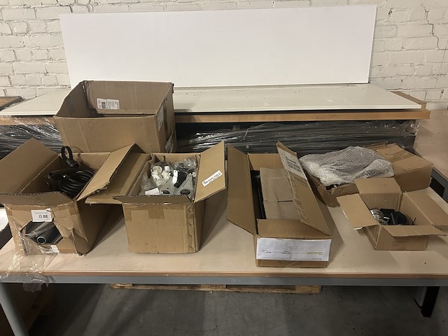 Partij fiets artikelen en onderdelen w.o. bagagedrager, fietsverlichting - afbeelding 1 van  9