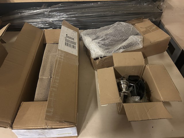 Partij fiets artikelen en onderdelen w.o. bagagedrager, fietsverlichting - afbeelding 2 van  9