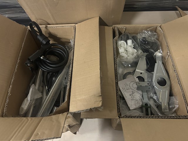 Partij fiets artikelen en onderdelen w.o. bagagedrager, fietsverlichting - afbeelding 3 van  9