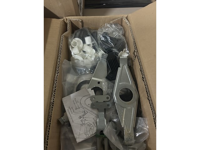 Partij fiets artikelen en onderdelen w.o. bagagedrager, fietsverlichting - afbeelding 4 van  9