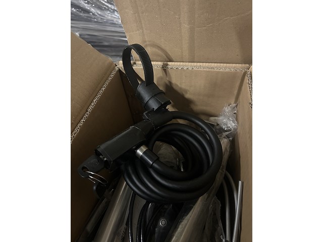 Partij fiets artikelen en onderdelen w.o. bagagedrager, fietsverlichting - afbeelding 5 van  9