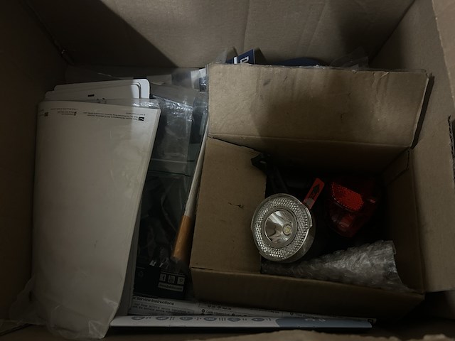 Partij fiets artikelen en onderdelen w.o. bagagedrager, fietsverlichting - afbeelding 6 van  9