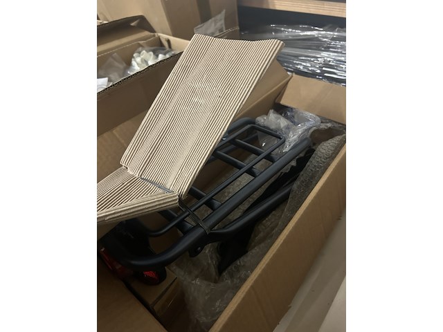 Partij fiets artikelen en onderdelen w.o. bagagedrager, fietsverlichting - afbeelding 8 van  9