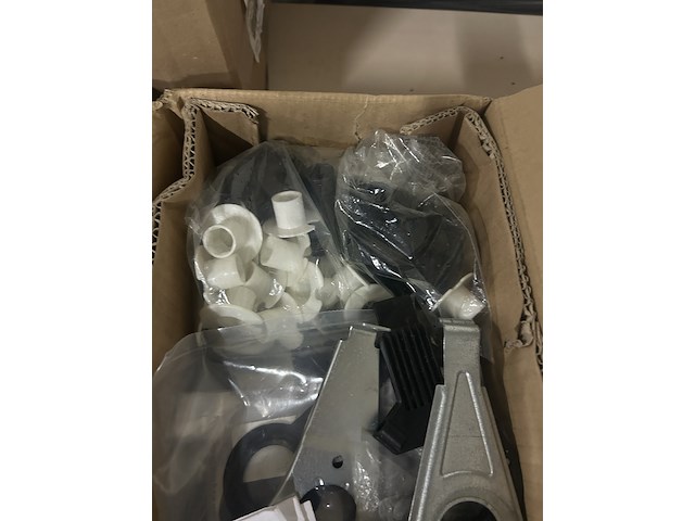 Partij fiets artikelen en onderdelen w.o. bagagedrager, fietsverlichting - afbeelding 9 van  9